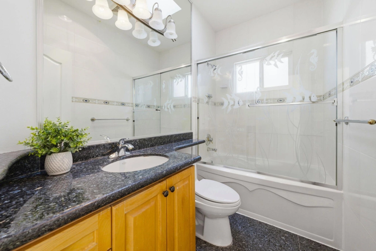 Loft / Bonus Room Photo of 213 W 28th Street, North Vancouver, BC