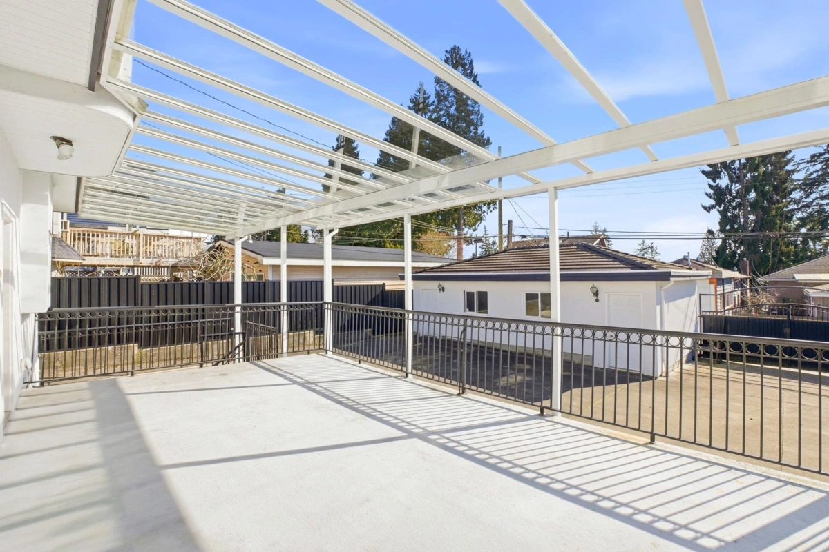Walk-In Closet Photo of 213 W 28th Street, North Vancouver, BC