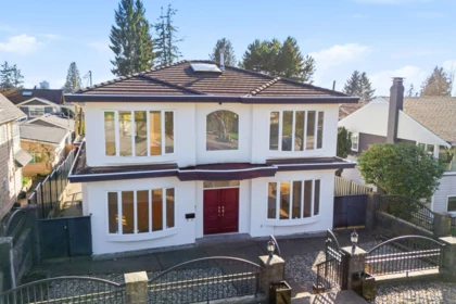 Front exterior of 213 W 28th Street, North Vancouver, BC