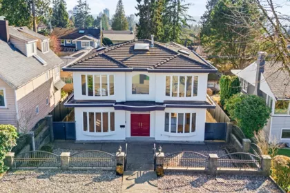 Garden / Landscaping Photo of 213 W 28th Street, North Vancouver, BC