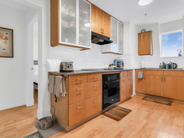 Kitchen Island Photo of 102 3349 Dunbar Street, Vancouver, BC
