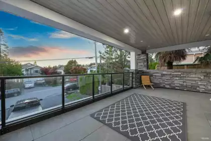 Entry Foyer Photo of 838 Stevens Street, White Rock, BC