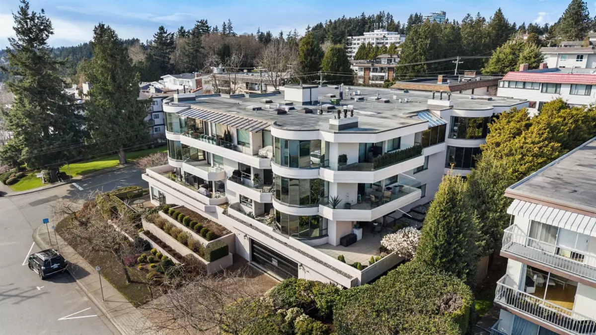 Family Room Photo of 302 1250 Martin Street, White Rock, BC