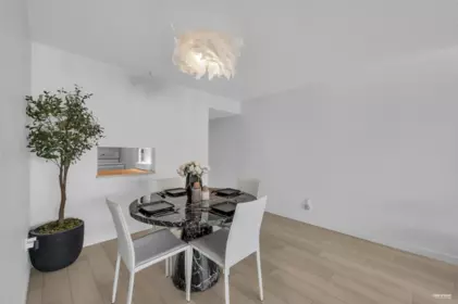 Kitchen Island Photo of 1703 6595 Willingdon Avenue, Burnaby, BC