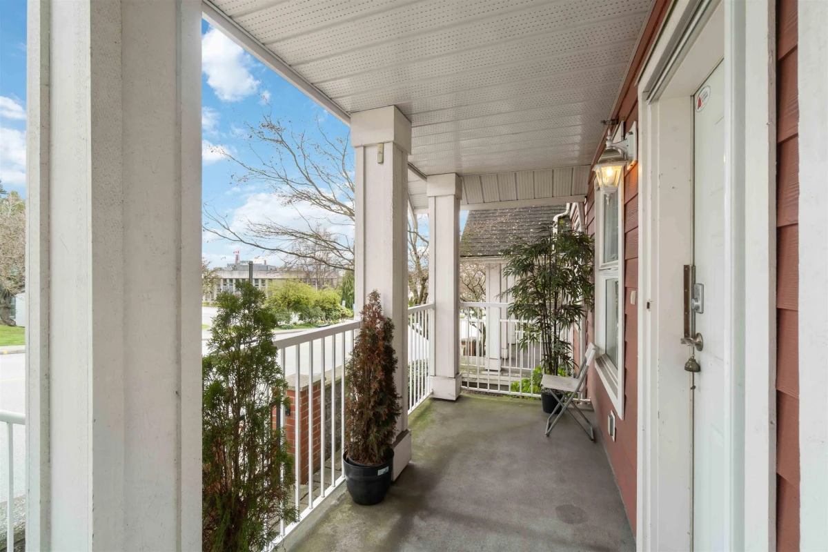 Living Room Photo of 16 188 Sixth Street, New Westminster, BC