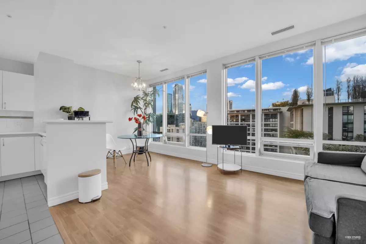 Dining Area Photo of 1512 989 Nelson Street, Vancouver, BC