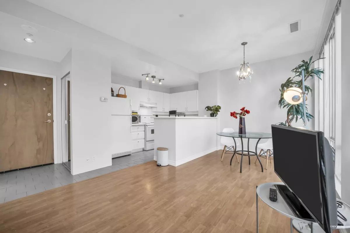 Family Room Photo of 1512 989 Nelson Street, Vancouver, BC