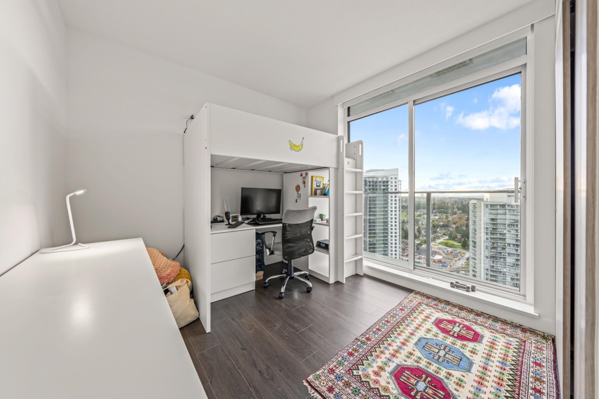 Living Room Photo of 3706 13768 100 Avenue, Surrey, BC