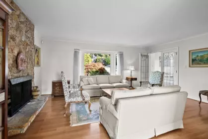 Entry Foyer Photo of 2316 Nelson Avenue, West Vancouver, BC