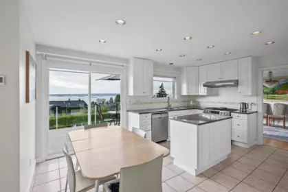 Guest Bathroom Photo of 2316 Nelson Avenue, West Vancouver, BC