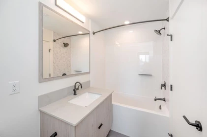 Primary Bathroom Photo of 509 13238 105th Avenue, Surrey, BC