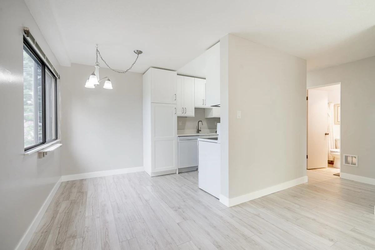 Family Room Photo of 206 15020 North Bluff Road, White Rock, BC