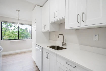 Kitchen Island Photo of 206 15020 North Bluff Road, White Rock, BC