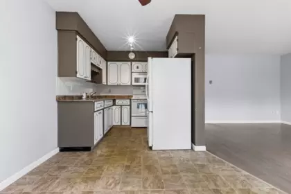 Kitchen Island Photo of 108 2853 W Bourquin Crescent, Abbotsford, BC