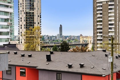Kitchen Photo of 307 1146 Harwood Street, Vancouver, BC