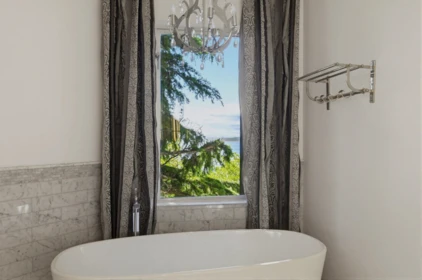 Powder Room Photo of 14220 Marine Drive, White Rock, BC