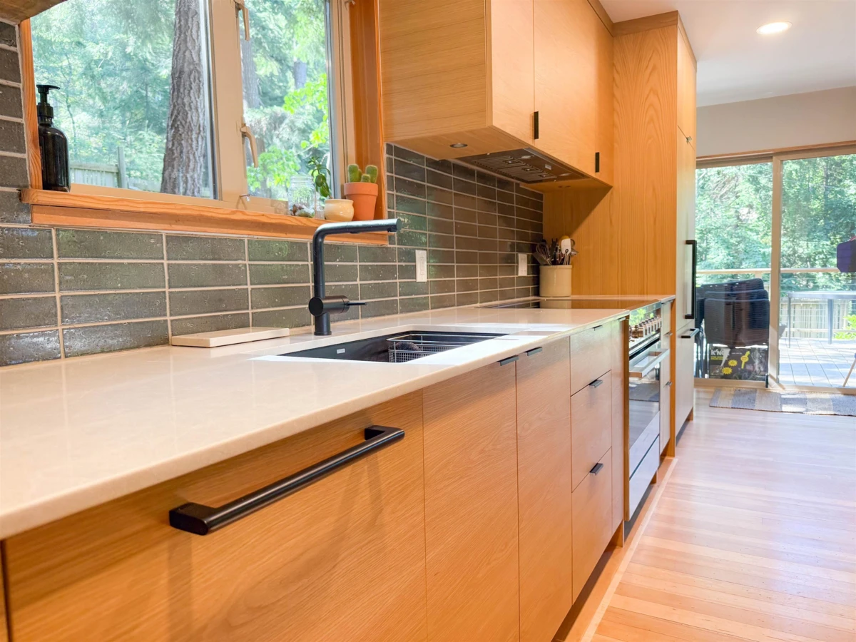 Dining Area Photo of 901 Windjammer Road, Bowen Island, BC