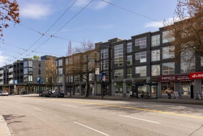 Garden / Landscaping Photo of 327 418 E Broadway, Vancouver, BC