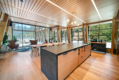 Garden / Landscaping Photo of 301 6697 Nelson Avenue, West Vancouver, BC