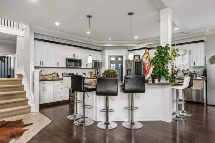 Kitchen Island Photo of 35527 Zanatta Place, Abbotsford, BC