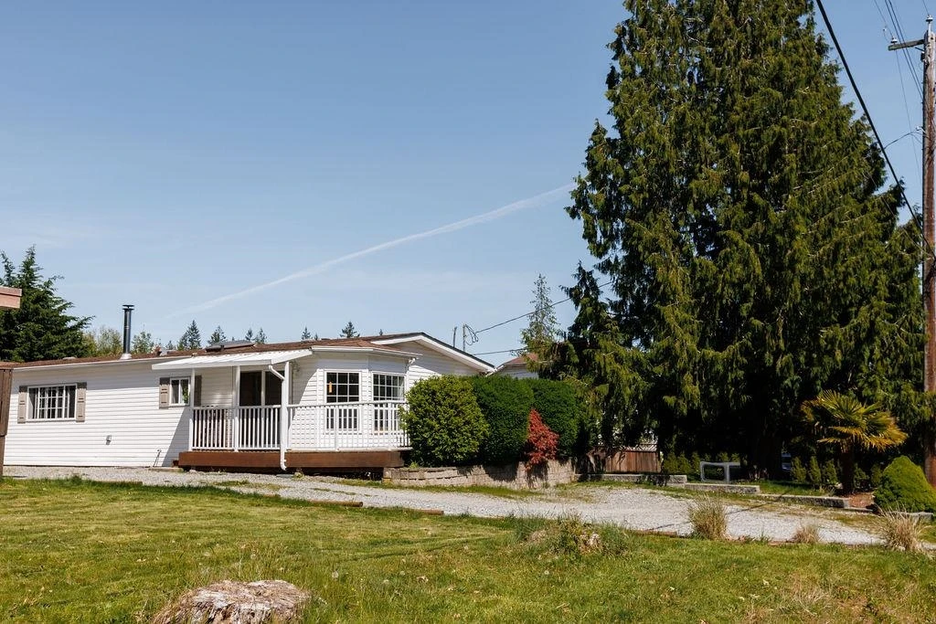 Family Room Photo of 760 Hillcrest Road, Gibsons, BC