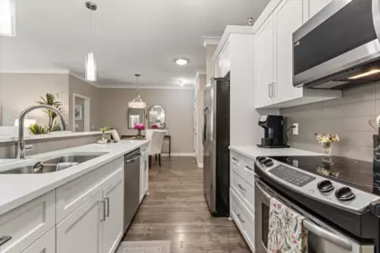 Kitchen Island Photo of 104 45630 Spadina Avenue, Chilliwack, BC