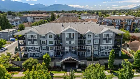 Swimming Pool Photo of 104 45630 Spadina Avenue, Chilliwack, BC