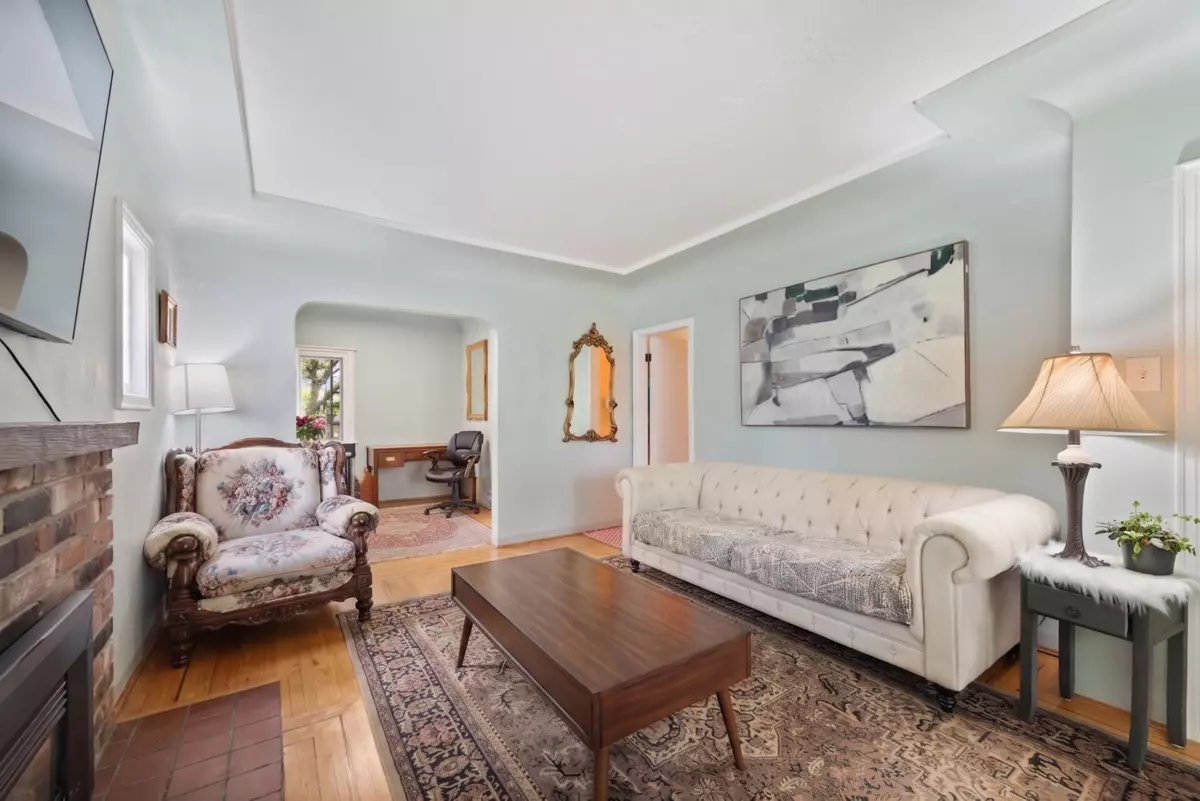 Living Room Photo of 3079 Crown Street, Vancouver, BC