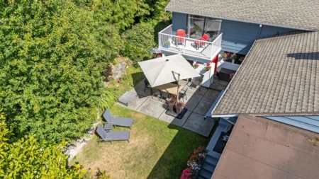 Kitchen Island Photo of 674 Blueridge Avenue, North Vancouver, BC