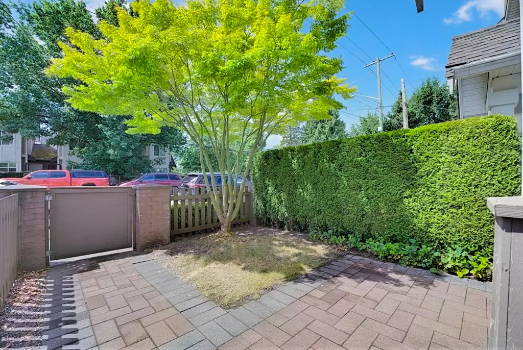 Living Room Photo of 27 9451 Granville Avenue, Richmond, BC