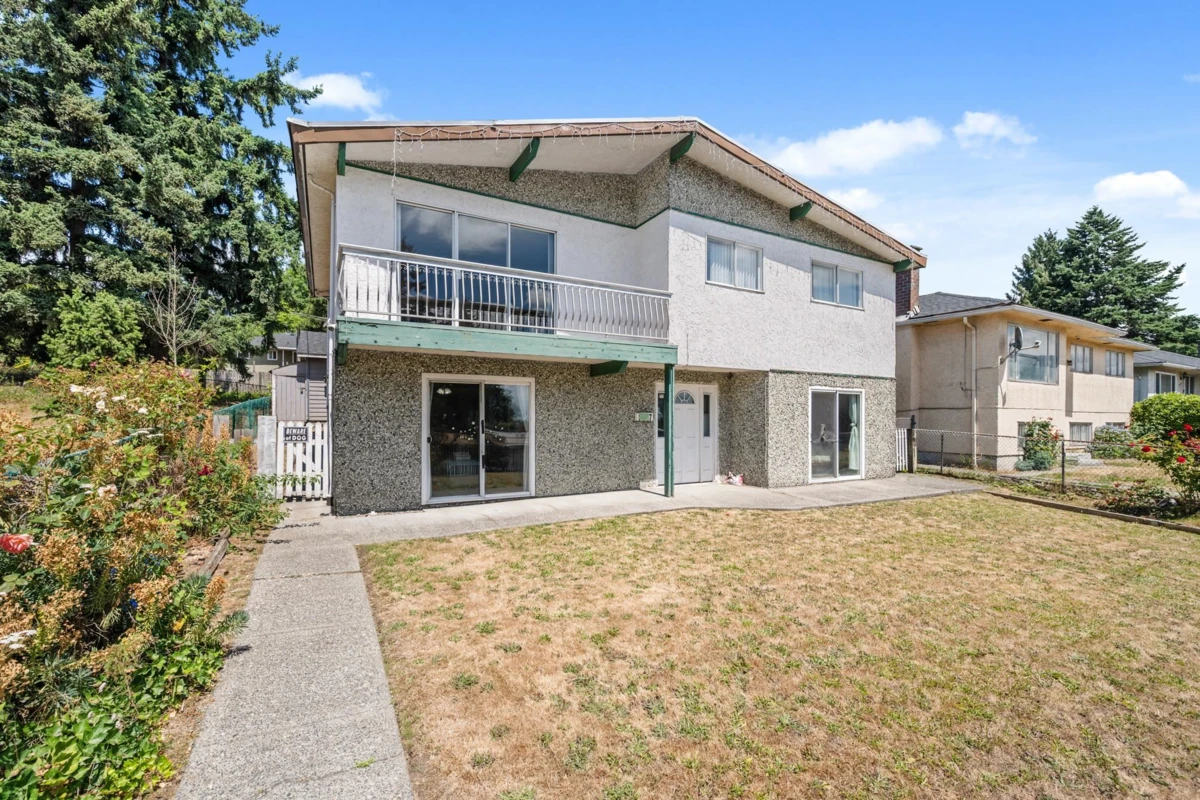 Living Room Photo of 1457 SE Marine Drive, Vancouver, BC