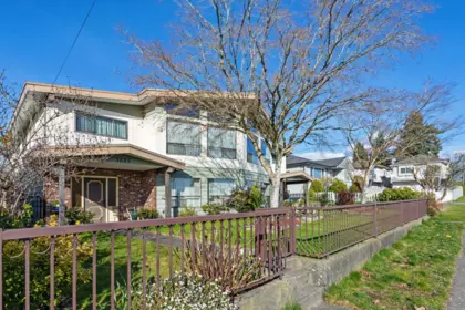 5825 Clinton Street, Burnaby, BC, Burnaby — Half Duplex for sale
