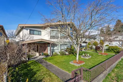5825 Clinton Street, Burnaby, BC, Burnaby — Half Duplex for sale