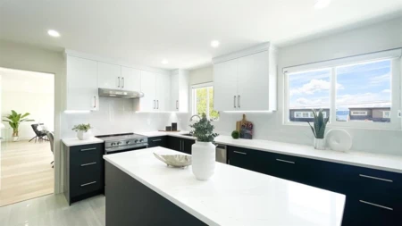 Kitchen Island Photo of 15891 Pacific Avenue, White Rock, BC