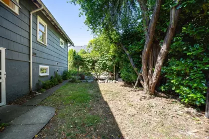 Front Yard Photo of 423 Cumberland Street, New Westminster, BC