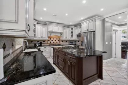 Kitchen Island Photo of 31920 Glenwood Avenue, Abbotsford, BC