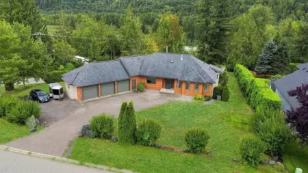 Living Room Photo of 4320 Estate Drive, Sardis - Chwk River Valley, BC
