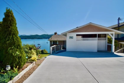 484 Marine Drive, Gibsons, BC, Gibsons — Single Family Residence for sale