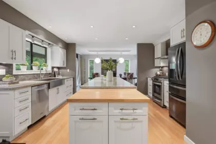 Breakfast Nook Photo of 2261 Hill Drive, North Vancouver, BC