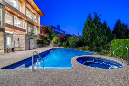 Garden / Landscaping Photo of 1562 Pinecrest Drive, West Vancouver, BC