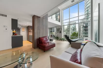 Kitchen Island Photo of 807 590 Nicola Street, Vancouver, BC