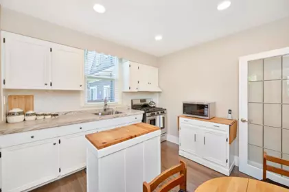 Kitchen Island Photo of 81 E 19th Avenue, Vancouver, BC