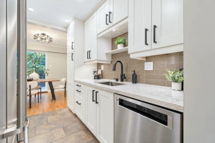 Kitchen Island Photo of 403 555 W 28th Street, North Vancouver, BC