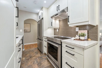 Kitchen Photo of 403 555 W 28th Street, North Vancouver, BC