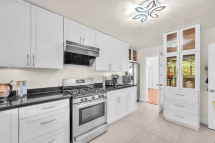 Guest Bathroom Photo of 1165 Mathers Avenue, West Vancouver, BC