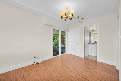 Primary Bathroom Photo of 1165 Mathers Avenue, West Vancouver, BC
