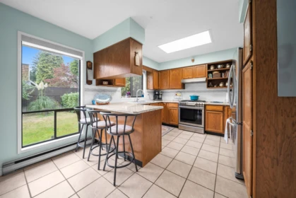 Kitchen Island Photo of 34629 Immel Street, Abbotsford, BC