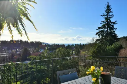 500 Sargent Road, Gibsons, BC, Gibsons — Single Family Residence for sale