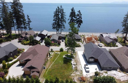 6014 Silverstone Lane, Sechelt, BC, Halfmn Bay Secret Cv Redroofs —  bed land for sale