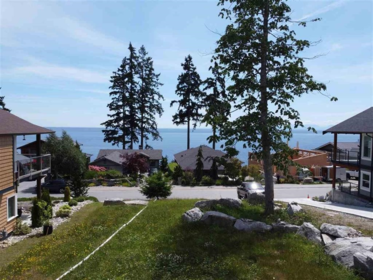 Kitchen Island Photo of 6014 Silverstone Lane, Sechelt, BC